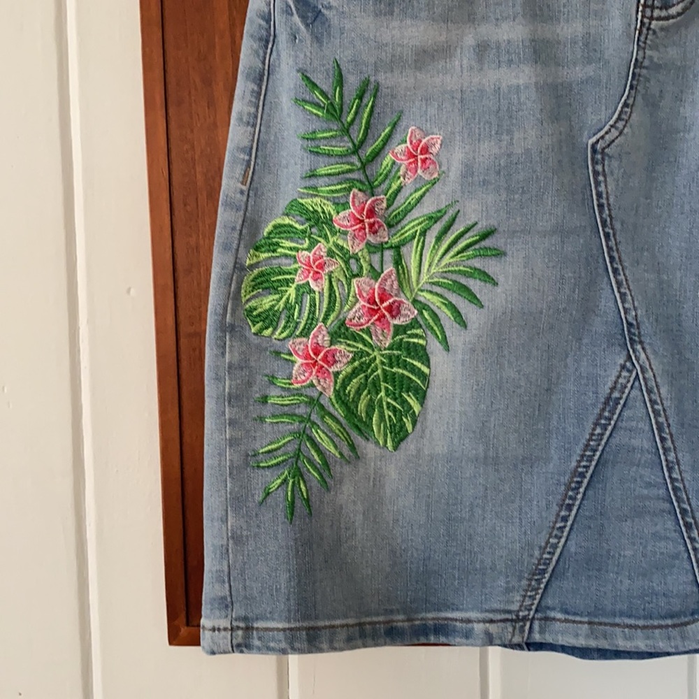 Earl Jean Denim Embroidered Skirt Size 6